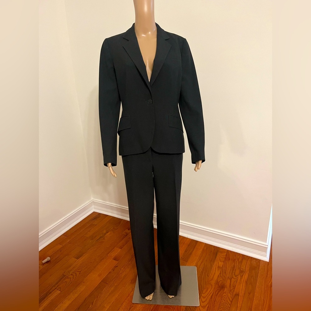 ZARA slay in this gray business suit